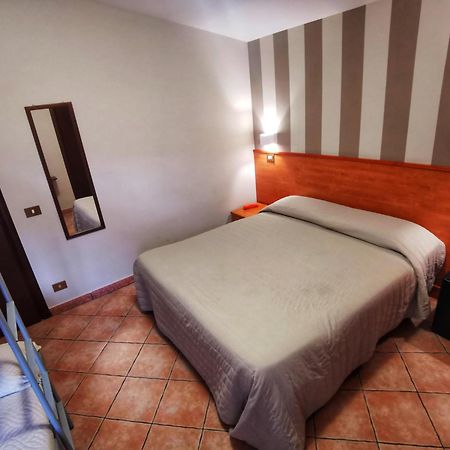 Hotel Piscina La Suite Prossedi 외부 사진