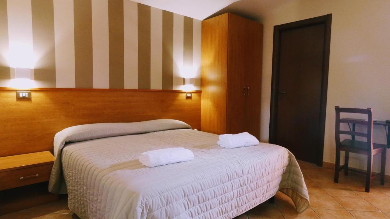 Hotel Piscina La Suite Prossedi 외부 사진