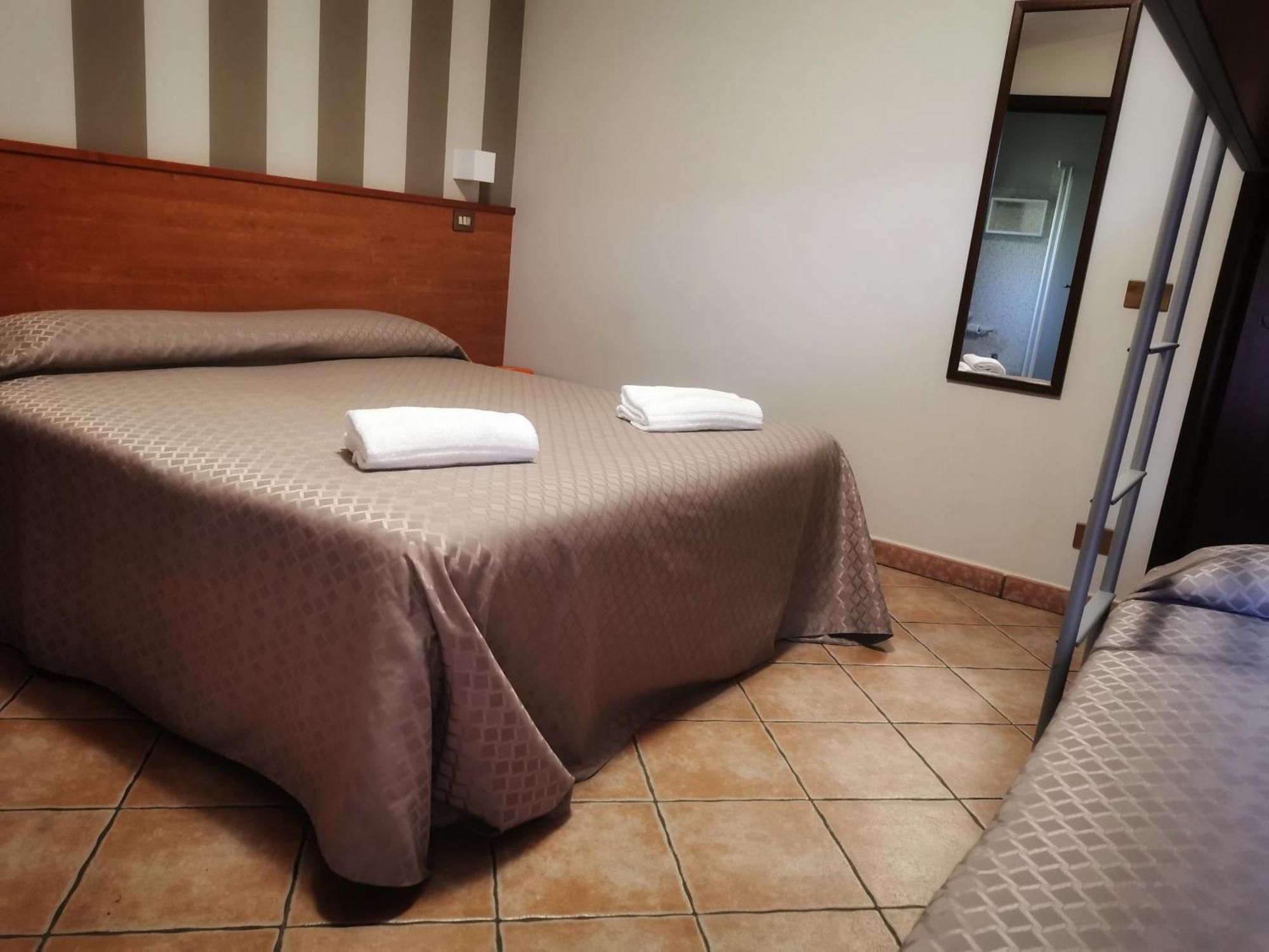 Hotel Piscina La Suite Prossedi 외부 사진